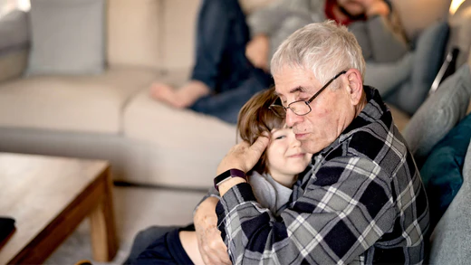 Ông nội ôm cháu trai