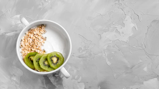 Anda mungkin boleh menyokong kesihatan mental anda dengan probiotik seperti yang terdapat dalam yogurt dalam cawan ini.