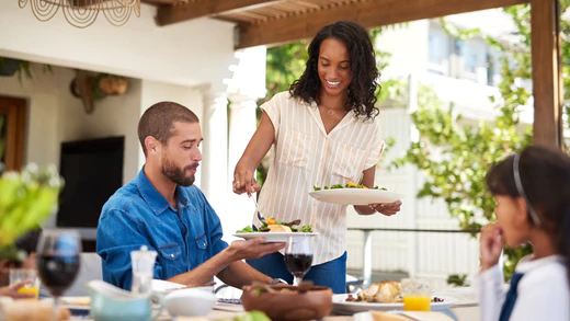 ครอบครัวรับประทานอาหารนอกบ้านร่วมกัน - 10 สุดยอดอาหารพรีไบโอติกเพื่อลำไส้ของคุณ